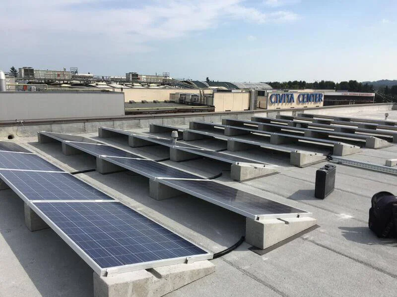 Pannelli fotovoltaici su una copertura