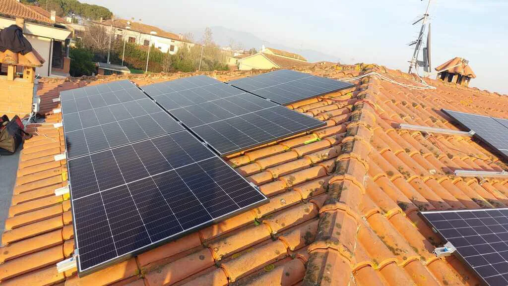 Impianto fotovoltaico Rossodisera su una copertura commerciale